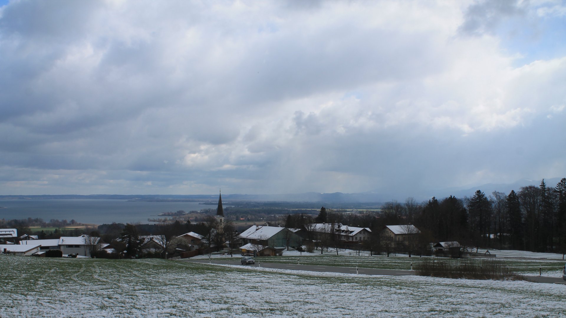 Bernau/Hittenkirchen-Blick nach Osten über Hittenkirchen zum Chiemsee