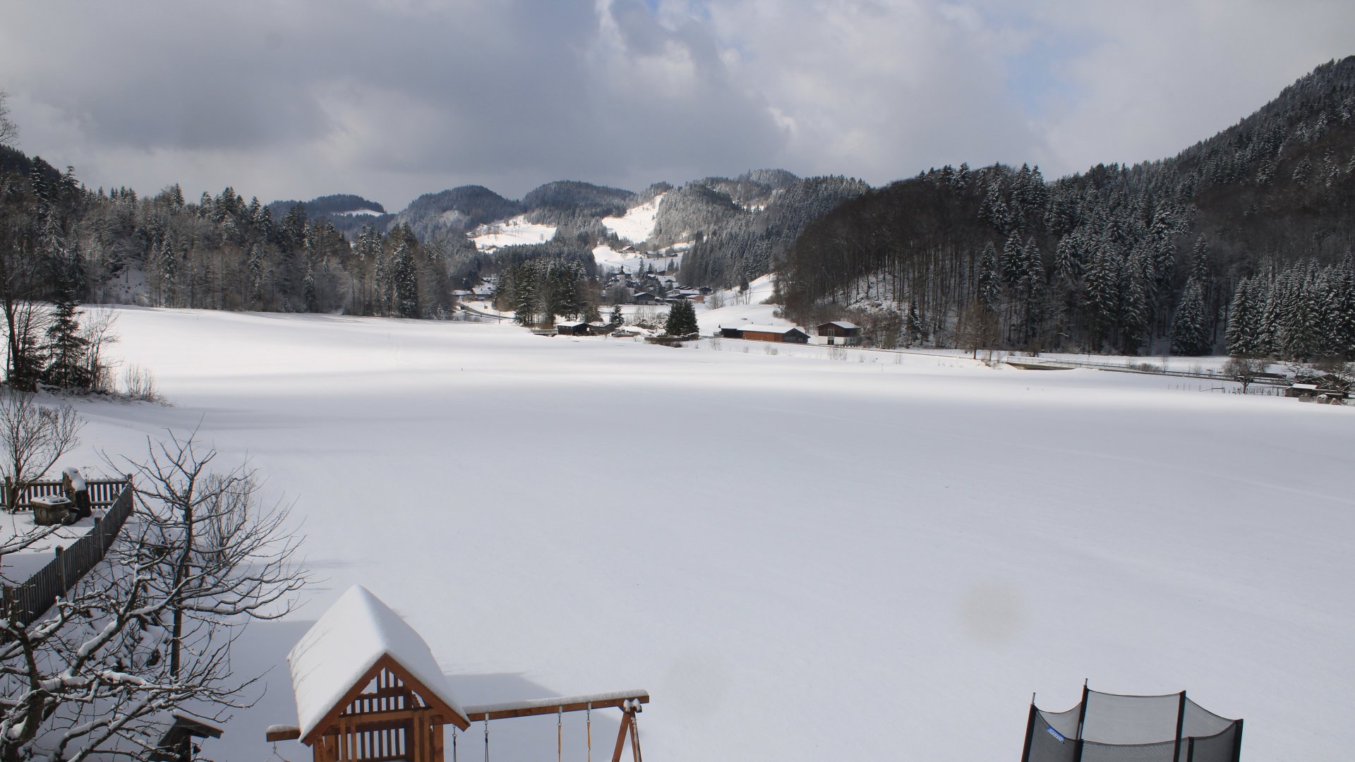 Bergsteigerdorf Sachrang-Blick über die Loipe