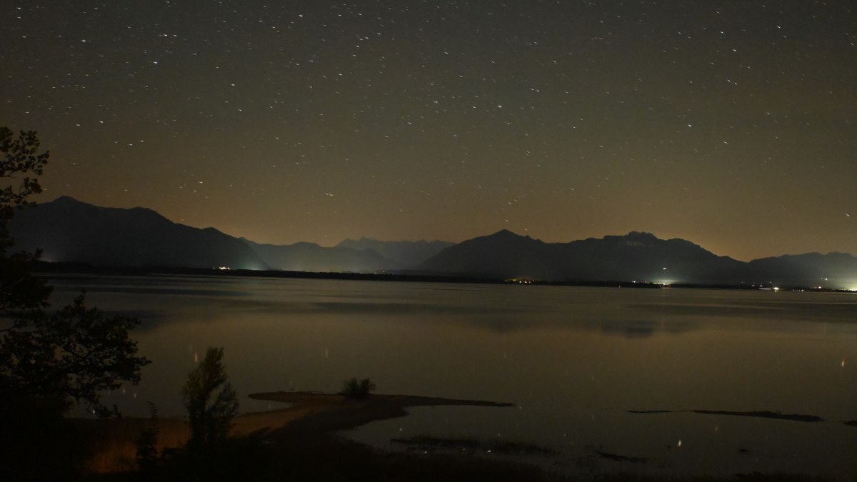 Webcam in Stöttham am Chiemsee mit Blick nach Südwesten über den Chiemsee mit den Chiemgauer Alpen im Hintergrund.