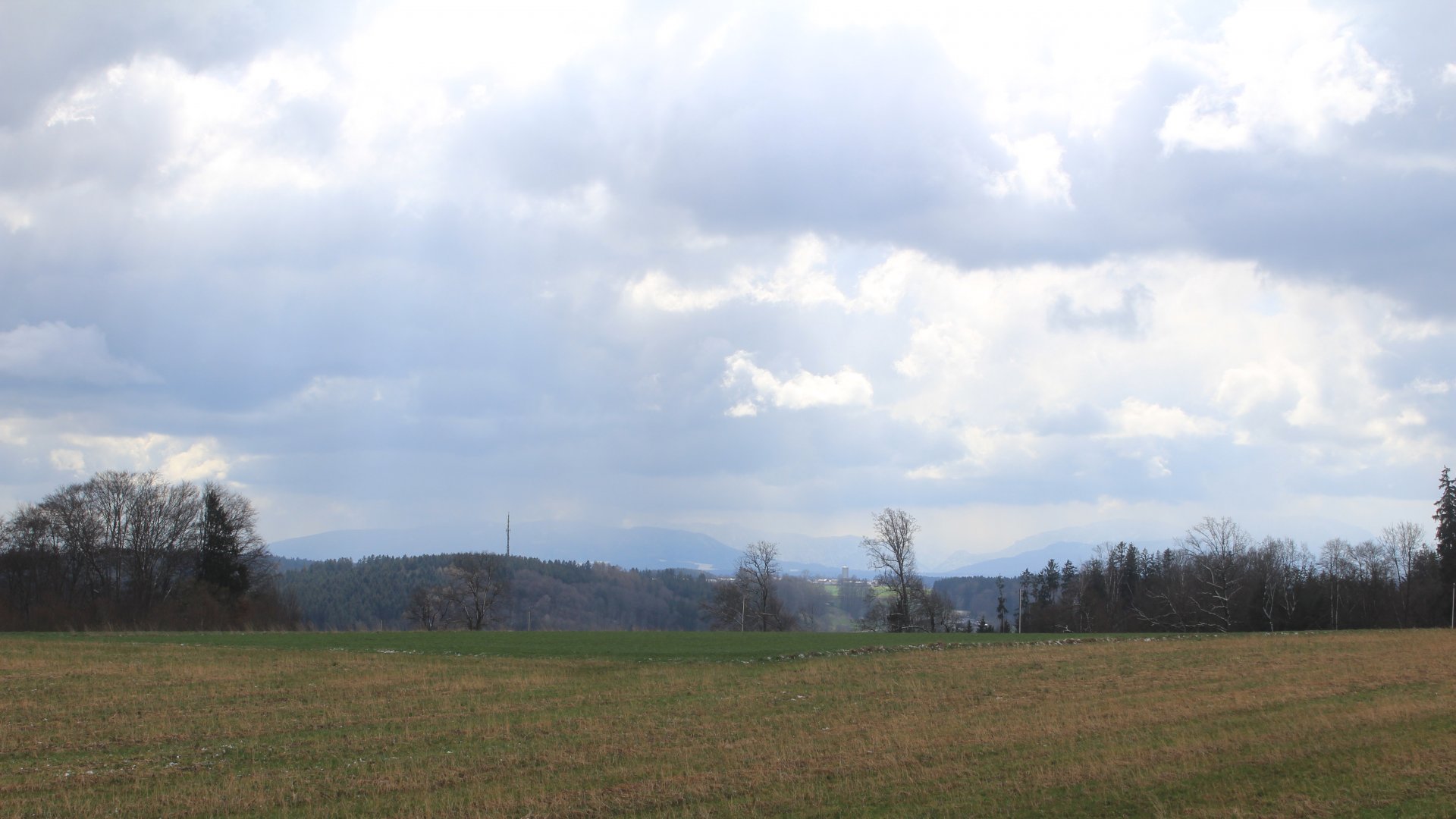 Trostberg/Alztec-Blick nach Südosten in die Alpen